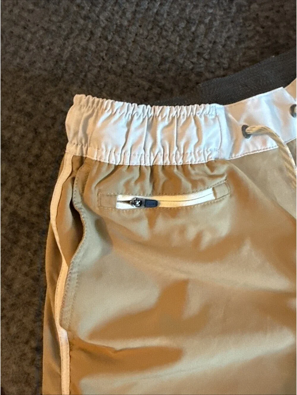 Vuori Shorts Mens Small Beige Tan Drawstring Athletic Swim Boardshort Quick Dry